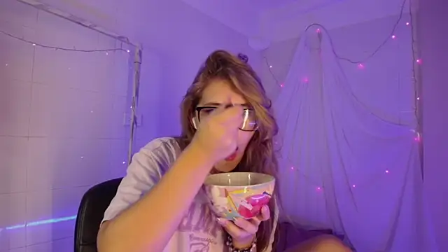 Giia paiige18 online show from December 18, 2025, 2:06 am