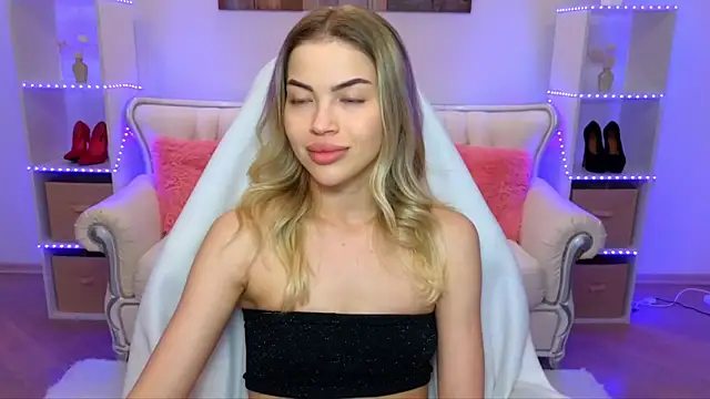 Snapshot of EmmyMills chatting on December 2, 2025, 8:04 pm EmmyMills online show from December 2, 2025, 8:04 pm