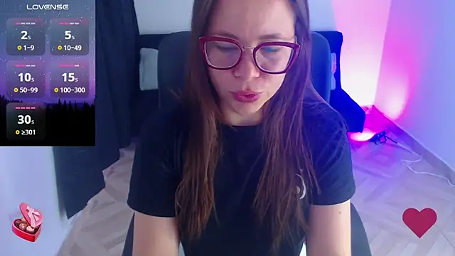 Snapshot of SharonR1 chatting on April 4, 2026, 11:51 am SharonR1 online show from April 4, 2026, 11:51 am