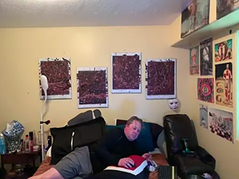 Snapshot of Mic_Oxinner chatting on April 21, 2026, 9:28 pm Mic Oxinner online show from April 21, 2026, 9:28 pm