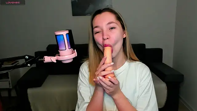 MiaThaine online show from December 19, 2024, 2:46 pm