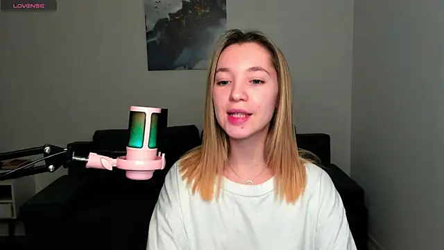 MiaThaine online show from December 22, 2024, 1:23 am