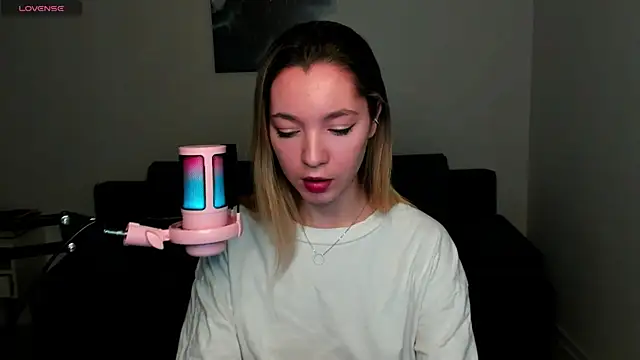 MiaThaine online show from December 24, 2024, 3:05 pm