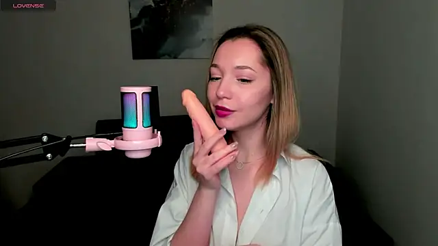 MiaThaine online show from January 11, 2025, 1:06 am