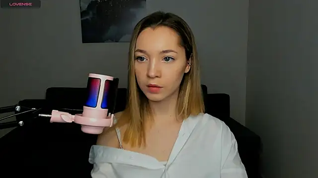 MiaThaine online show from January 27, 2025, 3:07 pm