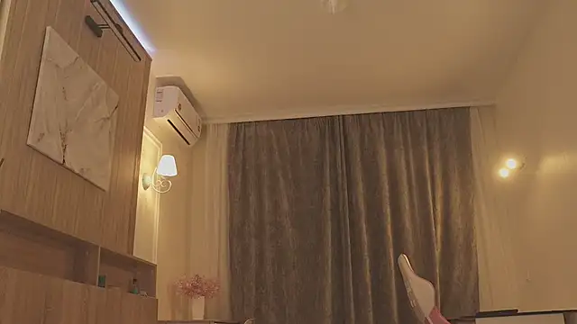 MiaThaine online show from February 27, 2026, 3:28 am