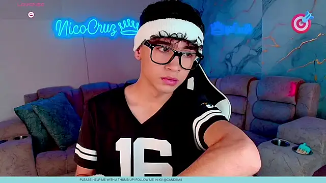 Snapshot of Niico_Cruz chatting on February 27, 2026, 10:43 pm Niico Cruz online show from February 27, 2026, 10:43 pm