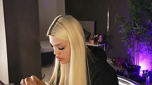 Snapshot of shayblonde chatting on March 11, 2025, 4:43 am shayblonde online show from March 11, 2025, 4:43 am