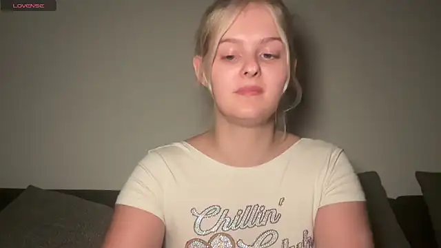 Snapshot of Allylove03 chatting on November 8, 2025, 2:23 am Allylove03 online show from November 8, 2025, 2:23 am