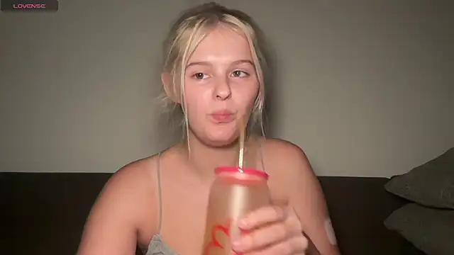 Snapshot of Allylove03 chatting on November 15, 2025, 6:33 am Allylove03 online show from November 15, 2025, 6:33 am