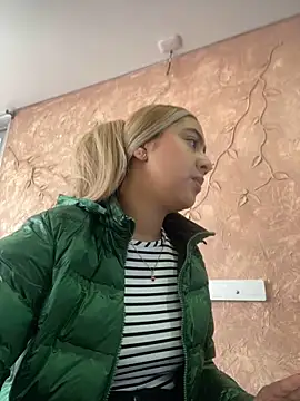 Miabonnett  online show from October 18, 2025, 12:06 pm