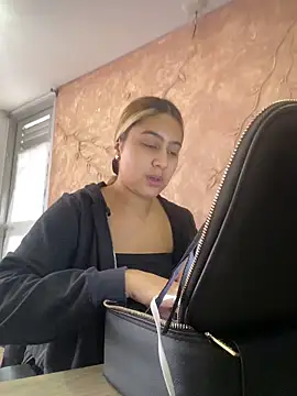 Miabonnett  online show from December 15, 2025, 12:20 pm