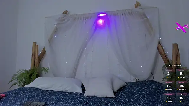 Snapshot of _RedMoon chatting on December 19, 2025, 9:11 pm RedMoon online show from December 19, 2025, 9:11 pm