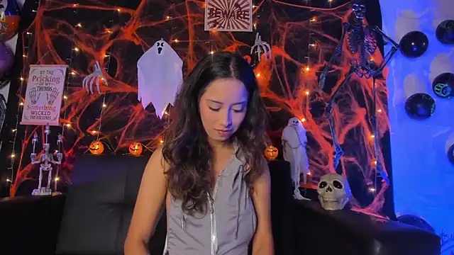 Snapshot of little-Emma chatting on October 30, 2025, 11:16 pm little-Emma online show from October 30, 2025, 11:16 pm