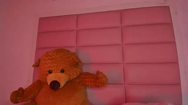 Snapshot of little-Emma chatting on November 7, 2025, 11:38 pm little-Emma online show from November 7, 2025, 11:38 pm