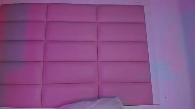 Snapshot of little-Emma chatting on December 15, 2025, 3:11 am little-Emma online show from December 15, 2025, 3:11 am