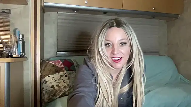 Snapshot of MonroeLoves chatting on December 15, 2025, 5:01 am MonroeLoves online show from December 15, 2025, 5:01 am