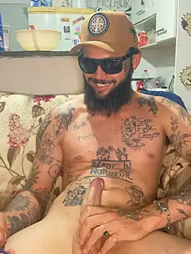 Snapshot of Leonpicudo chatting on February 15, 2026, 6:04 pm Leonpicudo online show from February 15, 2026, 6:04 pm