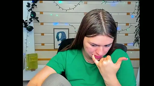 Josephine Kiss online show from May 11, 2026, 4:04 pm