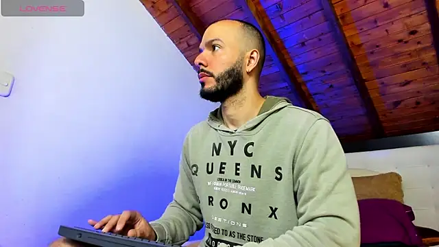 Snapshot of Tom_Bailey chatting on April 16, 2026, 1:01 pm Tom Bailey online show from April 16, 2026, 1:01 pm