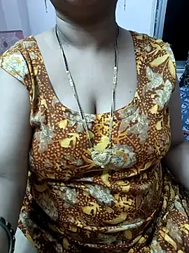 cuteyqueen online show from November 3, 2025, 6:31 pm