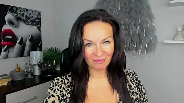 Snapshot of HelenLuxx chatting on January 7, 2025, 2:30 pm HelenLuxx online show from January 7, 2025, 2:30 pm