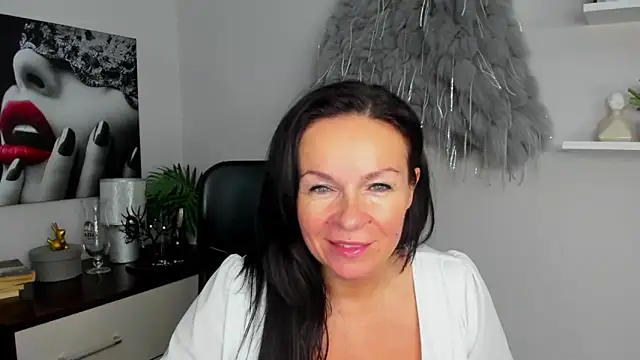 Snapshot of HelenLuxx chatting on January 8, 2025, 10:15 am HelenLuxx online show from January 8, 2025, 10:15 am