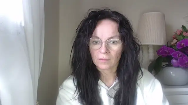 HelenLuxx online show from October 21, 2025, 6:14 am