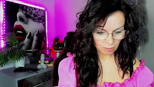 HelenLuxx online show from April 14, 2026, 4:13 pm