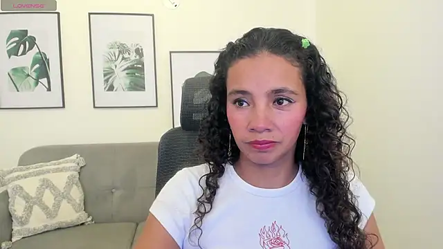 leslyflorez online show from February 26, 2025, 9:05 pm