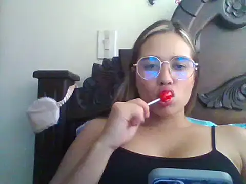 Snapshot of trianabell chatting on December 14, 2024, 6:30 pm trianabell online show from December 14, 2024, 6:30 pm