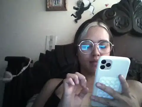 Snapshot of trianabell chatting on February 5, 2025, 4:03 pm trianabell online show from February 5, 2025, 4:03 pm