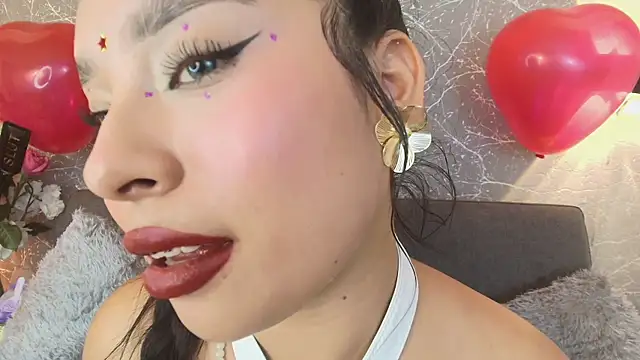 Snapshot of mia_roux13 chatting on February 15, 2025, 1:53 am mia roux13 online show from February 15, 2025, 1:53 am