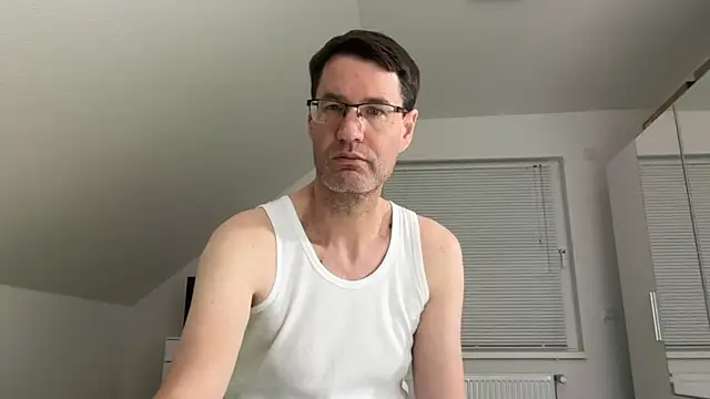 Snapshot of zxzx_cam1 chatting on February 15, 2026, 6:26 pm zxzx cam1 online show from February 15, 2026, 6:26 pm