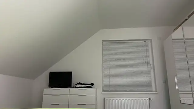 Snapshot of zxzx_cam1 chatting on February 28, 2026, 3:35 pm zxzx cam1 online show from February 28, 2026, 3:35 pm