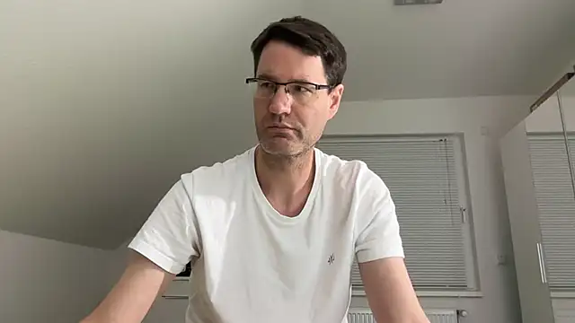 Snapshot of zxzx_cam1 chatting on March 1, 2026, 4:53 pm zxzx cam1 online show from March 1, 2026, 4:53 pm