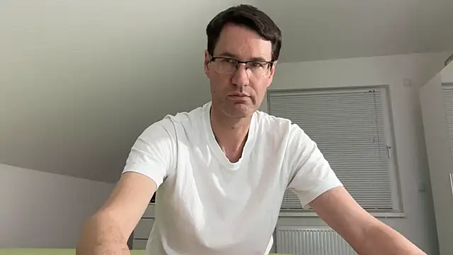 Snapshot of zxzx_cam1 chatting on March 17, 2026, 4:10 pm zxzx cam1 online show from March 17, 2026, 4:10 pm