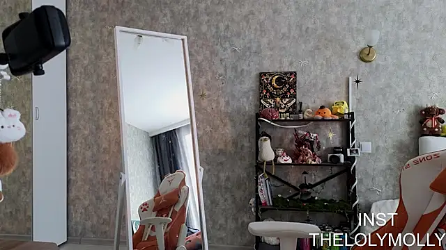 Snapshot of LolyMolli chatting on June 19, 2026, 10:41 am LolyMolli online show from June 19, 2026, 10:41 am