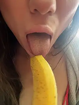 Snapshot of MooonReal chatting on December 4, 2025, 5:28 am MooonReal online show from December 4, 2025, 5:28 am