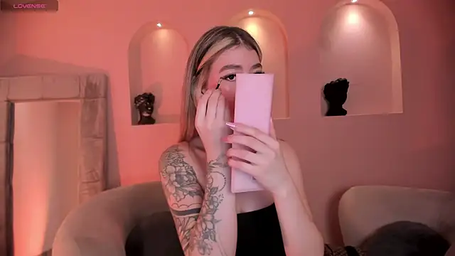 ViolettHansson online show from December 5, 2025, 11:30 am