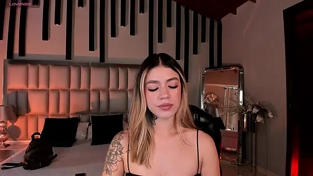 ViolettHansson online show from February 18, 2026, 6:04 pm