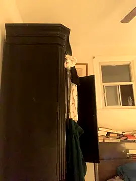 Snapshot of holyeroticss chatting on November 12, 2025, 12:33 am holyeroticss online show from November 12, 2025, 12:33 am