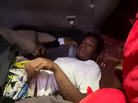 Snapshot of SlimeCrownzOut5 chatting on October 31, 2025, 3:18 am SlimeCrownzOut5 online show from October 31, 2025, 3:18 am