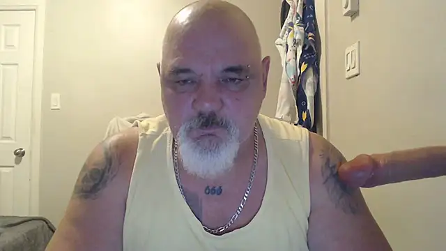 Newfiesausage1972 online show from February 10, 2025, 3:21 pm