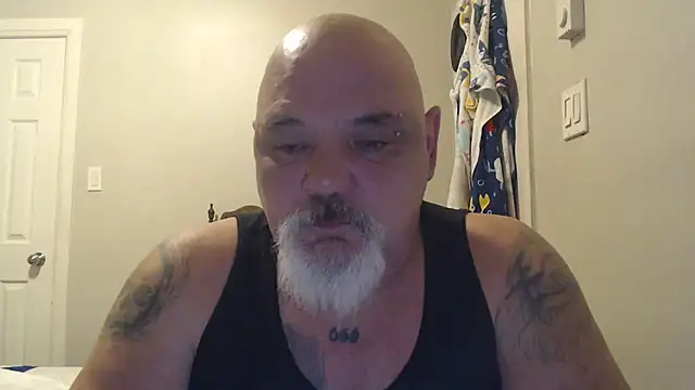 Newfiesausage1972 online show from March 17, 2025, 4:11 pm