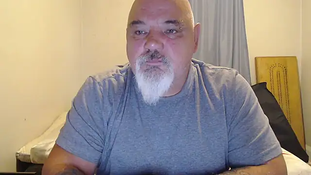 Newfiesausage1972 online show from September 11, 2025, 11:43 am