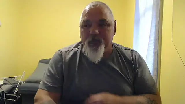 Newfiesausage1972 online show from November 6, 2025, 1:45 pm