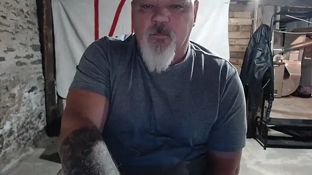 Newfiesausage1972 online show from November 21, 2025, 12:26 pm