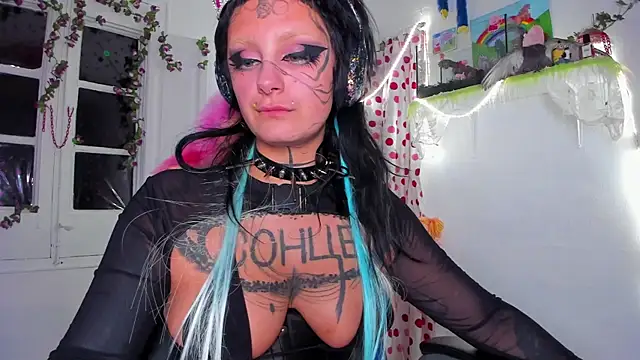 lady sontse  online show from November 27, 2025, 9:50 pm