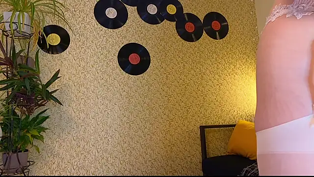 EmmyAmbros online show from November 7, 2025, 1:05 am